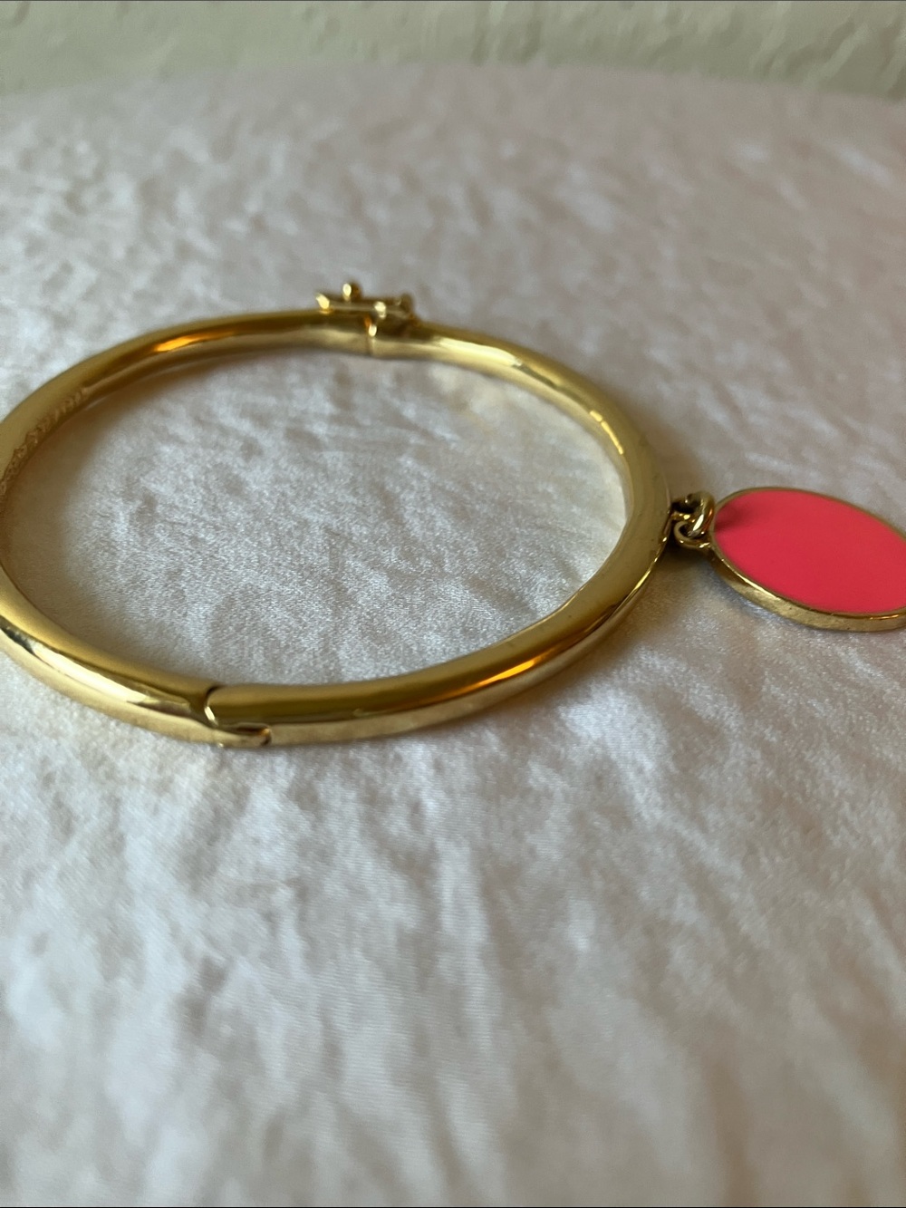 Kate Spade: Gold Tone “hot to trot” Bangle Bracelet- Coral Pink pendant- Hinge - Picture 8 of 9